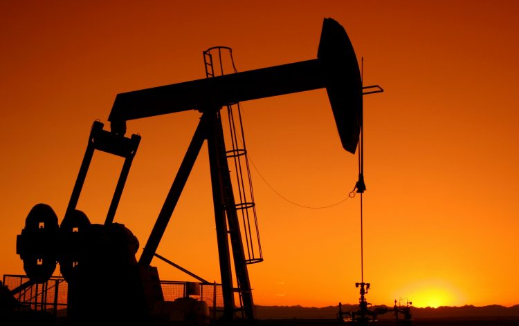 Los precios del petróleo caen a medida que Arabia Saudita y Rusia aumentan la producción