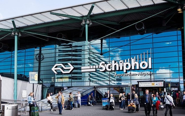 El aeropuerto de Schiphol instala el primer cajero automático de criptomonedas para los pasajeros